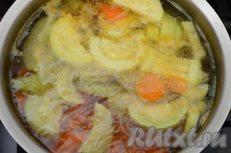 Варить суп минут 25 (до мягкости батата и моркови, овощи должны легко прокалываться вилкой).