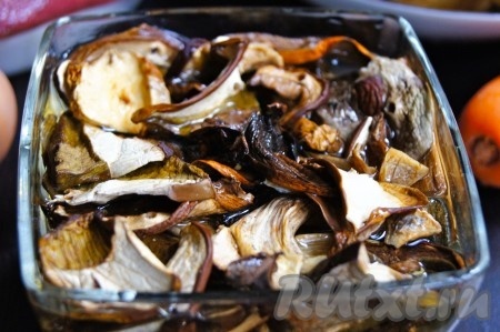 Сушеные грибы заливаем кипятком, промываем, воду сливаем. Еще раз заливаем грибы крутым кипятком и оставляем на 1 час.