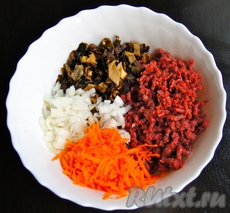 Для приготовления начинки для картофельных зраз соединяем прокрученное через мясорубку мясо, отжатые и порезанные грибы, шинкованный лук, натертую на крупной тёрке морковь.