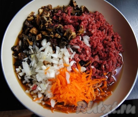 Томим мясо, грибы, лук и морковь минут 30-40 на сковороде под крышкой с добавлением сливочного масла и водички, в которой размачивали грибы. Солим по вкусу.