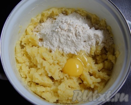 Пока наши грибочки размачиваются, очистим и отварим картофель в подсоленной воде до полной готовности. Воду, в которой варился картофель, сливаем, слегка перчим картошку и делаем пюре, пробуем, остужаем. Добавляем 3 столовые ложки муки, яйцо, тщательно перемешиваем (пюре должно быть густым и плотным).
