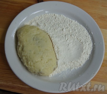 Обваливаем картофельную зразу с мясом и грибами в муке или панировочных сухарях. Обжариваем на сливочном масле с двух сторон до золотистой корочки.