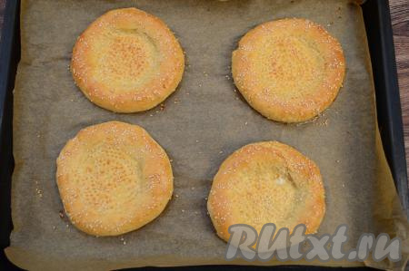 Узбекские лепёшки выпекать в разогретой до 180 градусов духовке примерно 15-20 минут (до лёгкого подрумянивания теста, замешанного на дрожжах и воде).