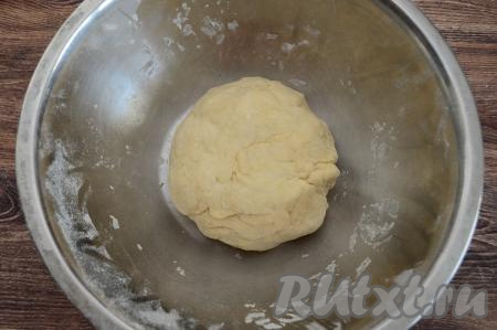 Вымешивать дрожжевое тесто для узбекских лепёшек руками не менее 7 минут. Тесто должно получиться не липнущим к рукам, очень податливым и нежным. Если необходимо, в процессе замеса можно добавить ещё немного муки, добиваясь нужной консистенции теста.