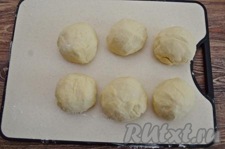 Округлить руками каждую часть теста.