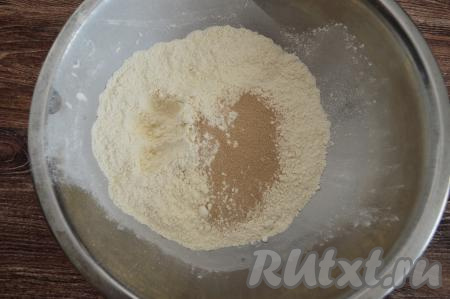 В глубокую миску всыпать 450 грамм муки и 1 чайную ложку сухих дрожжей.