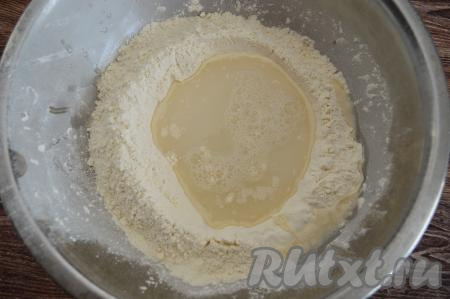 Влить в воронку солёную воду.