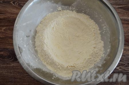 Перемешать муку и дрожжи, затем сделать в центре воронку.