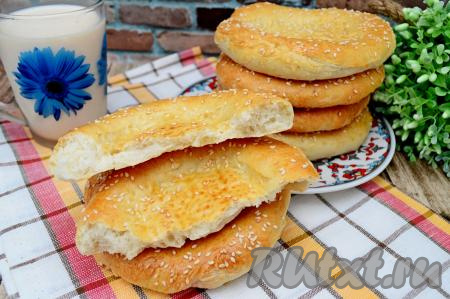 А вот как выглядит в разломе узбекская лепёшка, приготовленная в духовке в домашних условиях. В этой выпечке изумительно сочетаются аппетитная, приятно похрустывающая корочка и пушистое, нежное дрожжевое тесто. Вот так достаточно просто на основе воды, муки и дрожжей можно испечь в духовке восхитительные лепёшки, которые можно подать в качестве дополнения и к первым, и ко вторым блюдам, и к чаю!