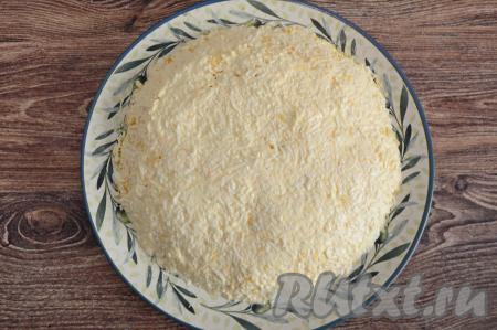 Сверху нанести небольшой слой майонеза, покрывая салат сверху и по бокам.