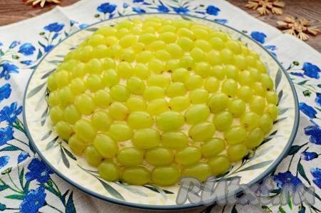 Блюдо поставить минут на 30 в холодильник, чтобы оно немного пропиталось, а затем можно подавать аппетитный, очень вкусный, насыщенный салат "Тиффани", приготовленный с ананасами и&nbsp;курицей, к столу.