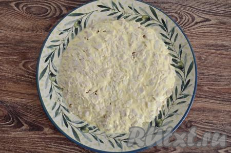 На куриное мясо сверху нанести слой майонеза.