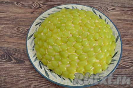 По всей поверхности салата срезом вниз выложить половинки винограда. В результате получается очень эффектный салат "Тиффани".