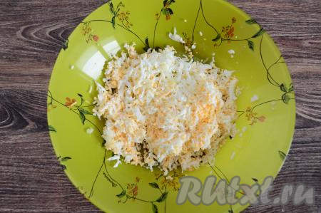 Куриные яйца натереть на мелкой тёрке в глубокую тарелку, добавить пропущенный через пресс чеснок, перемешать.