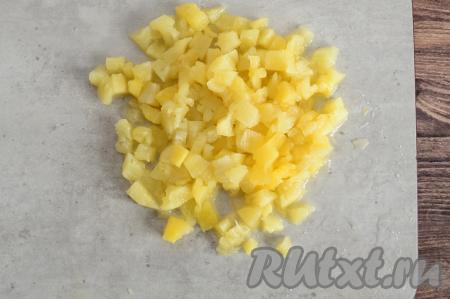 С консервированного ананаса слить сироп. Нарезать консервированные ананасы на мелкие кусочки.