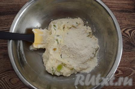 Затем всыпать 1-1,5 столовых ложки муки, перемешать творожное тесто. Далее подсыпать муку по 0,5 столовой ложки, каждый раз полностью вмешивая её в творожное тесто для сырников.