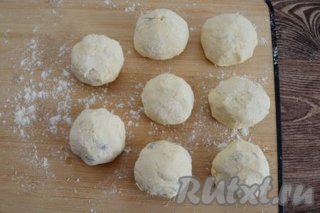 Аналогично, не забывая смачивать руки водой, сформировать все 8 сырников с виноградом, складывая их на доску (или на тарелку), присыпанную мукой. Советую перед формированием очередного сырника смачивать руки водой, тогда и тесто будет меньше липнуть к рукам, и сырники при обваливании будут легче покрываться мукой.