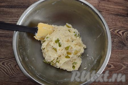 В итоге должно получиться комковатое, липкое творожно-виноградное тесто, из которого можно слепить округлый сырник, который будет хорошо держать форму. Возможно, вам муки придётся добавить чуть больше или чуть меньше, чем указано в ингредиентах, так как количество муки, которое потребуется для получения нужной густоты теста, зависит и от влажности используемого творога, и от размера яйца, и от качества муки. Но и лишнюю муку добавлять не нужно, так как она сделает сырники менее нежными.