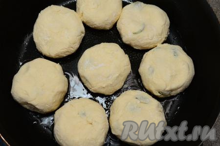 Влить растительное масло в сковороду, дать ему хорошо прогреться на достаточно сильном огне, уменьшить огонь до среднего, выложить сформированные сырники. Жарить сырники с виноградом 2-3 минуты (до приятного золотистого оттенка с нижней стороны).