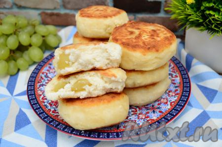 А вот как сырник выглядит в разломе. Сочетание нежнейшего творожного теста, тонкой золотистой корочки и сочных кусочков винограда делает эти пышные сырники очень вкусными!