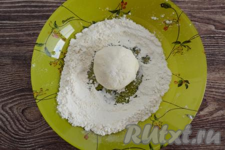 Творожно-виноградное тесто зрительно разделить на 8 равных частей. Вначале из одной части теста руками, слегка смоченными водой, сформировать круглый сырник, стараясь, чтобы все виноградинки были внутри сырника. В глубокую тарелку всыпать 2 столовых ложки муки, выложить сформированный сырник, обвалять его в муке со всех сторон.