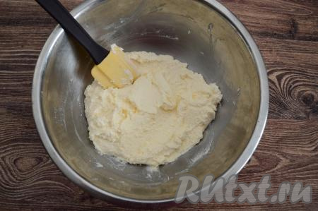 С помощью лопатки (или вилки) растереть содержимое миски до получения однородной творожной массы.