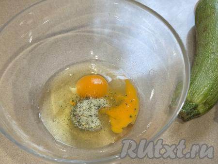 В миске соединить яйца, соль и специи (в качестве специй я использовала соль, смешанную со специями, но можно добавить и чёрный молотый перец).&nbsp;
