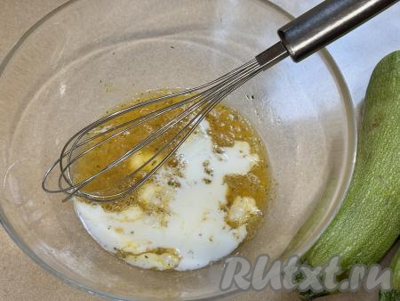 Венчиком взбить до однородности яйца с солью и специями, влить молоко, перемешать венчиком.