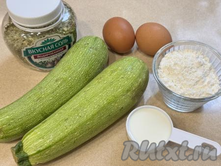 Подготовить продукты для приготовления кабачков веером в кляре на сковороде. Кабачки вымыть. Для этого блюда нужно брать молодые кабачки с тонкой кожурой и мелкими семечками. Кабачки должны быть такого размера, чтобы они полностью в длину поместились в дальнейшем на сковороде.&nbsp;