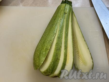 Кабачки вымыть, обсушить. Вначале один кабачок нарезать на полоски толщиной примерно 5 миллиметров, не дорезая до "хвостика" кабачка.&nbsp;