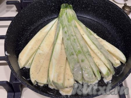 В сковороду достаточно большого диаметра влить растительное масло, разогреть. Выложить веер из кабачка в кляре так, чтобы он полностью помещался в сковороду.&nbsp;