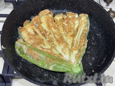 Жарить веер из кабачка на среднем огне с двух сторон до золотистого цвета кляра.&nbsp;