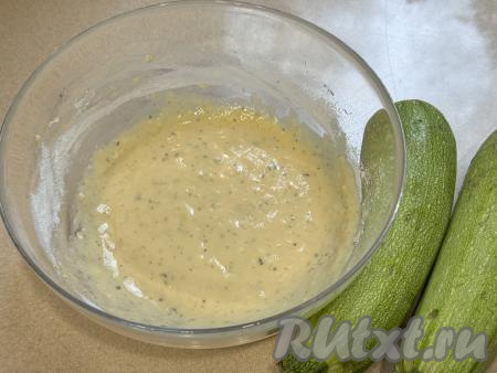 Добавляя муку и хорошо вмешивая её, учитывайте, что кляр должен получиться однородным, в меру густым, напоминающим сметану средней жирности, он в дальнейшем должен легко распределяться по кабачку, но и жидким (стекающим с овощей) он быть не должен.