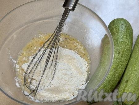 Частями всыпать в миску муку, каждый раз полностью вмешивая её в кляр.&nbsp;