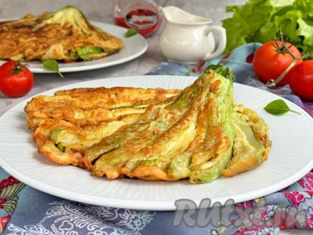 Переложить аппетитный жареный веер из кабачка со сковороды на тарелку. Аналогично сформировать веер из второго кабачка, покрыть оставшимся кляром и тоже пожарить. А затем аппетитное, нежное, вкусное порционное блюдо подать к столу.