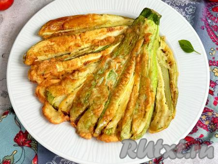 Кабачки веером в кляре на сковороде