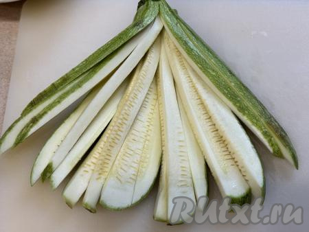 Затем перевернуть кабачок и сделать разрезы, тоже не дорезая до "хвостика". Получится веер из кабачков, напоминающие длинные брусочки "на хвостике", как на фото.&nbsp;