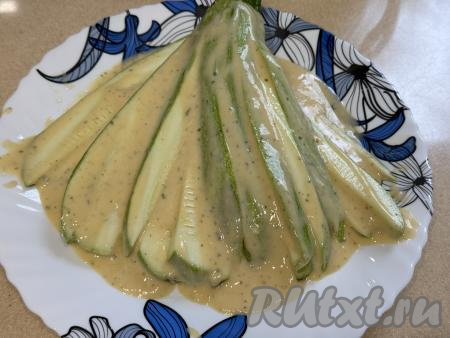 Покрывать кабачок кляром нужно аккуратно, стараясь не повредить веер. Поэтому я половину подготовленного кляра выложила на большую плоскую тарелку. Поместить веер из кабачка в кляр, покрывая овощ кляром со всех сторон, расправляя все брусочки и тоже покрывая их кляром.&nbsp;