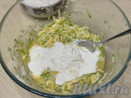 Перемешать кабачково-сырную массу столовой ложкой (или лопаткой). Добавить сметану.
