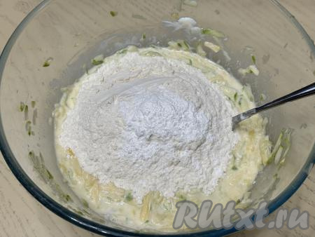 Всыпать в миску 100 грамм муки и весь разрыхлитель, перемешать столовой ложкой.