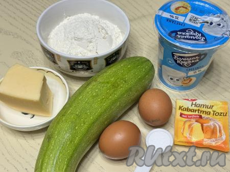 Подготовить продукты для приготовления запеканки из кабачков в мультиварке. Кабачок вымыть.&nbsp;Я взяла молодой кабачок с тонкой кожурой и мелкими семечками, поэтому просто обрезала у него кончики с двух сторон. Если же кожица у кабачка толстая, её нужно срезать. Если семечки крупные, их нужно удалить. Для приготовления запеканки потребуется 400 грамм подготовленного кабачка. Сметану можно использовать любой жирности (я купила жирностью 15%).