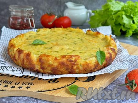 Аппетитную, очень вкусную, нежную запеканку из кабачков, приготовленную в мультиварке, выложить на тарелку и в тёплом виде подать к столу.