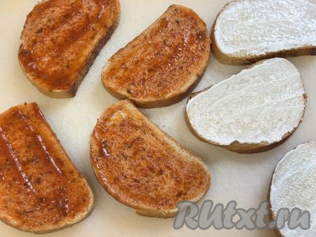 Кусочки хлеба смазать кетчупом или майонезом - кто как любит.