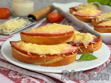 Переложить аппетитные, вкусные, сытные бутерброды с колбасой и сыром из чаши аэрогриля&nbsp;на тарелку и подать к столу в горячем виде.&nbsp;