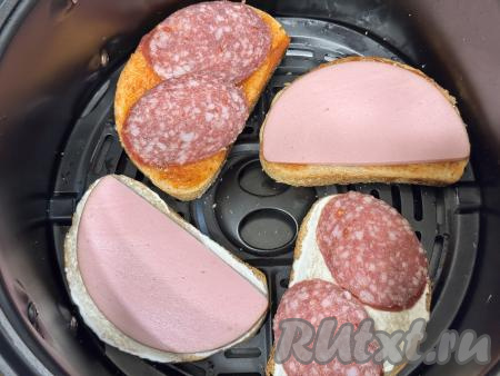 Выложить бутерброды в чашу аэрогриля в один слой.