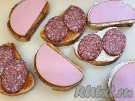 Колбасу нарезать на тонкие ломтики и выложить на хлеб.