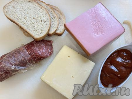 Подготовить продукты для приготовления бутербродов с колбасой и сыром в аэрогриле. Колбасу можно взять любую по вашему вкусу. Я взяла два вида: сырокопчёную и варёную. Сыр подойдёт и твёрдый, и полутвёрдый.