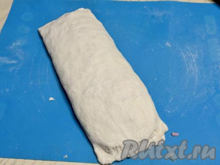 Слегка прижать тесто с начинкой и хорошо скрепить края рулета.