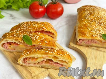 Готовый рулет достать из духовки, дать немного остыть, переложить на разделочную доску и нарезать на кусочки.