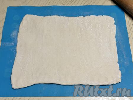 Раскатать тесто скалкой в прямоугольник толщиной примерно 2-3 миллиметра.